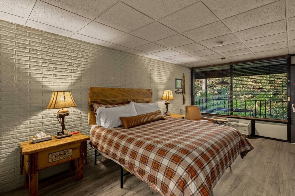 Stonegate Lodge King Bed Wifi 50In Roku Tv Salt Water Pool Room #102 Eureka Springs Exterior foto
